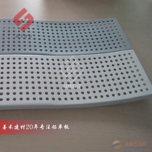 现代建筑金属幕墙装饰材料全解析 仿石头、双曲与氟碳铝单板定制及零售指南